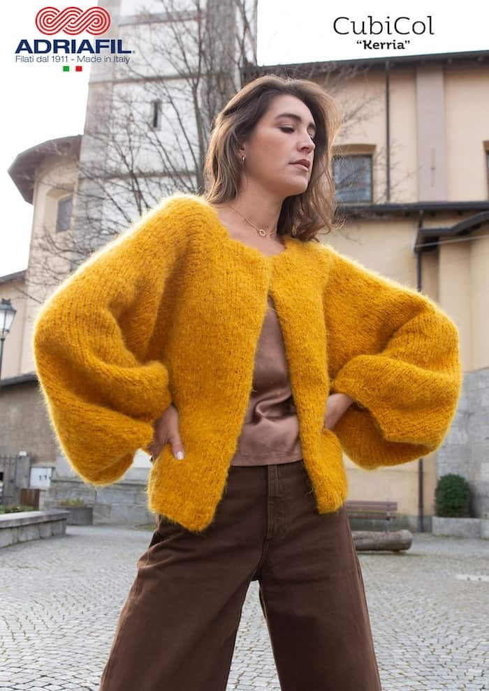 Maglia da donna con manica ampia, fatta a mano con filato Cubicol di Adriafil