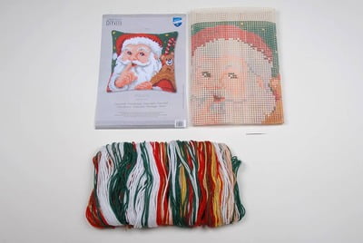 Come appare la confezione del kit, con la tela stampata e il set di fili. Come appare la confezione del kit, con la tela stampata e il set di fili.